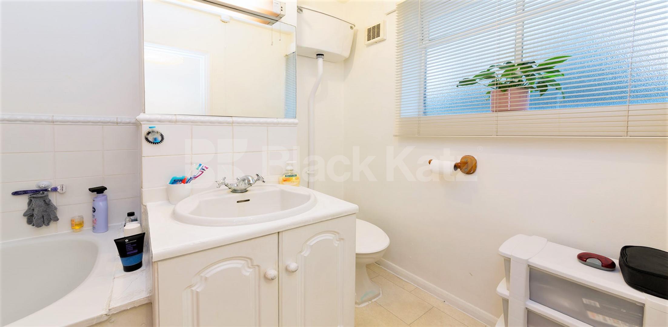 			HOT WATER AND HEATING INCLUDED, Studio Apartment, 1 bath, 1 reception Flat			 Rockley Road, Shepherds Bush